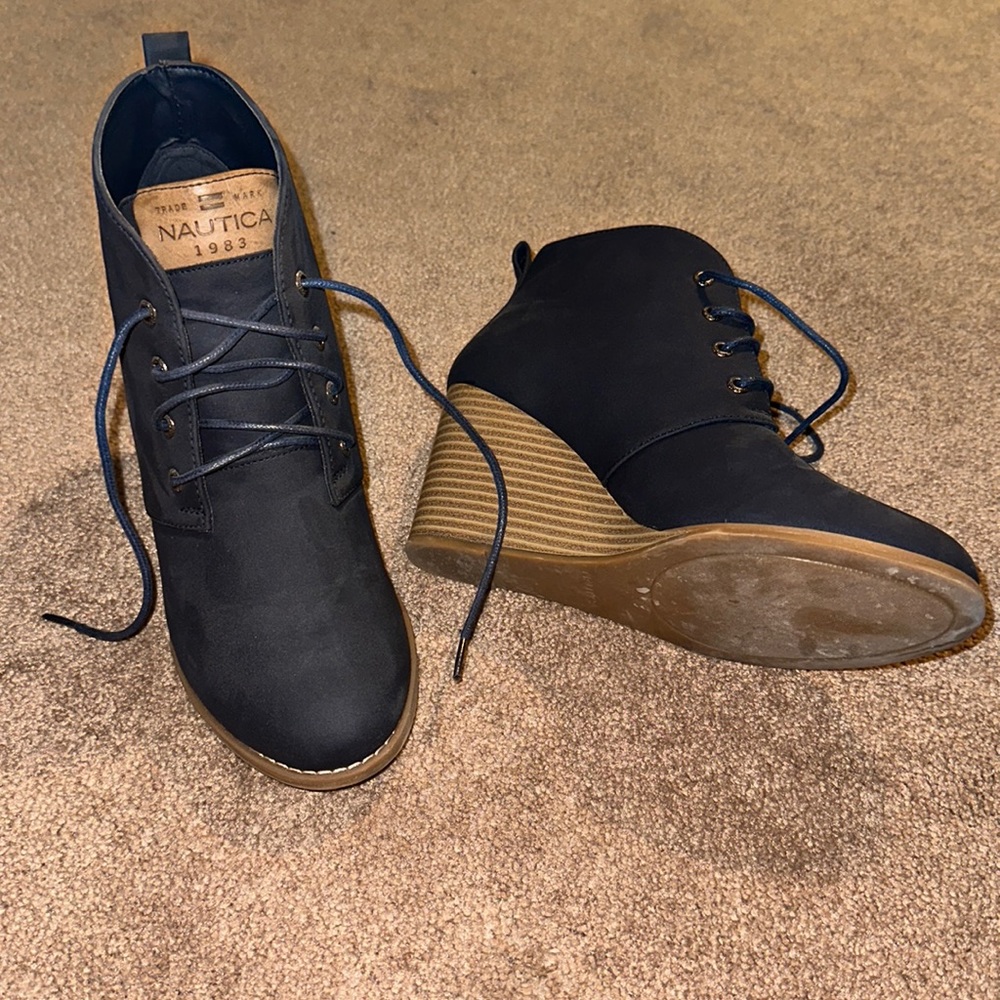 Navy blue women’s Nautica wedge bootie shoe - size 8